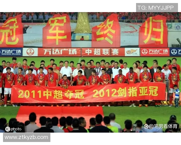 国内足球球星齐聚一堂合影留念 展现团结与荣耀风采 国内足球球星齐聚一堂合影留念 展现团结与荣耀风采