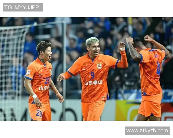 足球巨星手臂突遭重伤或将缺席关键赛事引发球迷热议